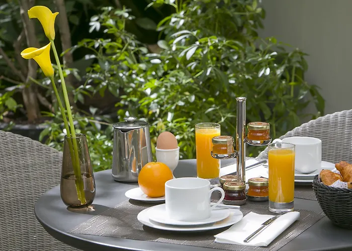 A La Des Artistes 3*